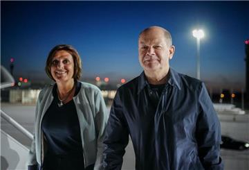 Britta Ernst und Ehemann Olaf Scholz auf dem Weg zum G-7-Gipfel in Japan. (Archivbild) 