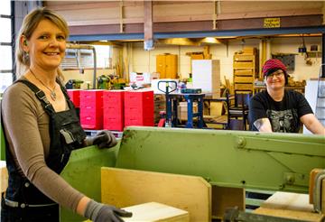 Britta Friede (links) und Nicole Meier sind Gruppenleiter bei der Lebenshilfe Bremerhaven und koordinieren normalerweise die Arbeit der Mitarbeiter mit Behinderung. Doch die können in Corona-Zeiten nicht arbeiten, also übernehmen die Hauptamtlichen ihre Arbeit.