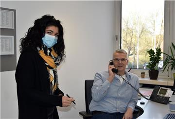 Britta Holzportz gehört zwar zum Team des Gesundheitsamtes, ist dort aber normalerweise in der Betreuungsstelle tätig. Jetzt arbeitet sie mit am sogenannten Kontaktpersonenmanagement. Oliver Böttcher hingegen sitzt als einer von sechs freiwilligen Finanzbeamten aus Zeven und Rotenburg am Corona-Bürgertelefon.