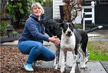 Britta Rademacher erinnert sich an das Erlebte in der Corona-Pandemie. Am Arbeitsplatz können wir keine Fotos machen. Aber ein Foto mit Henry und Hannes im Garten ist der Altenpflegerin auch lieber.