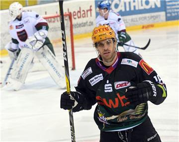 Brock Hooton muss operiert werden und fällt monatelang aus. 