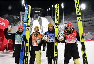 Olympia, Skispringen, Teamspringen im Nationalen Skisprungzentrum, Die Skispringer aus Deutschland (v.l.) Stephan Leyhe, Markus Eisenbichler, Karl Geiger, Constantin Schmid jubeln über ihren dritten Platz.