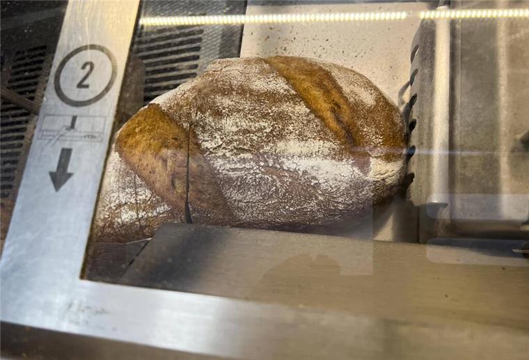 Kunden sind empört! Erste Bäckerei verlangt Extra-Gebühr fürs Brotschneiden Brotschneidemaschine zur Selbstbedienung mit einen Laib Feinbrot. Brotschneiden war lange kostenlos – jetzt kostet der Service extra. Im Netz wird das scharf kritisiert.