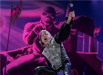 Bruce Dickinson, Sänger der Band Iron Maiden, steht beim Rockavaria-Konzert auf der Bühne. 2020 kommt die Band nach Bremen.