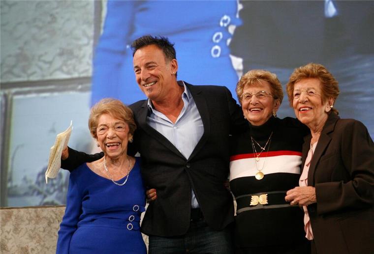 Bruce Springsteen mit seiner Tante Dora Kirby (l-r), seiner Mutter Adele Springsteen und seiner Tante Ida Urbelis..