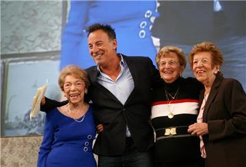 Bruce Springsteen mit seiner Tante Dora Kirby (l-r), seiner Mutter Adele Springsteen und seiner Tante Ida Urbelis..