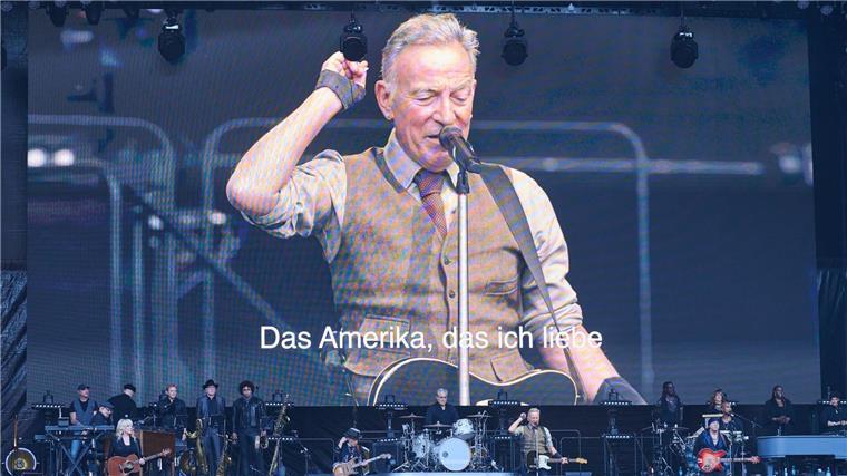Bruce Springsteen spielte im Olympiastadion in Berlin - und hatte auch eine politische Botschaft.