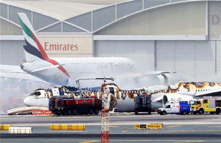 Mit Video: Boeing 777 mit Bruchlandung in Dubai Bruchlandung in Dubai: Rettungskräfte löschen das Feuer an einem der Triebwerke.