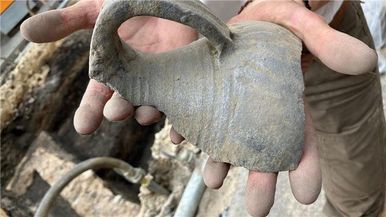 Bruchstück einer alten Keramik-Karaffe, die bei Bauarbeiten in Braunschweig entdeckt wurde.
