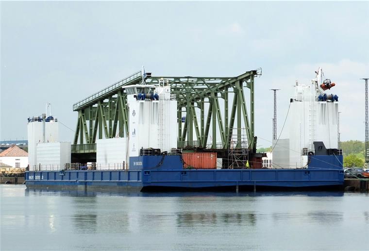 Brücke auf Reisen: Die Reste der Drehbrücke werden Montag in Richtung Ostsee geschleppt und dort verschrottet.