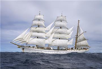 Segelschulschiff Gorch Fock unter Vollsegel auf dem Atlantik