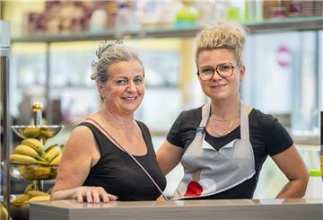 Brunella Teo und Tochter Elisa Tellan in ihrem Eiscafé Teo in Bremerhaven-Geestemünde.