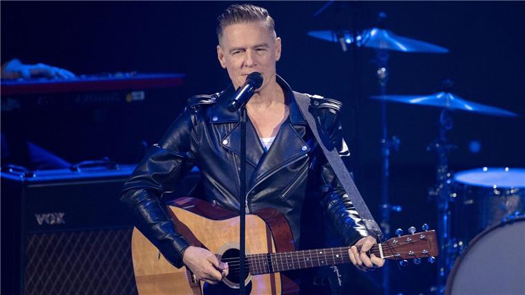 Bryan Adams lässt sich auf der Bühne durchaus mal ablenken.