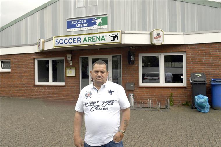 BSC-Vorstand Siegfried Lauenburger vor der Soccer-Arena in Langen: Sein Verein muss hier Ende des Monats raus. Foto Scheer