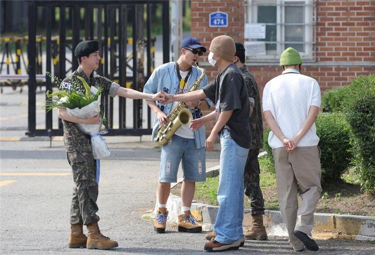 Erstes BTS-Mitglied beendet seinen Militärdienst BTS-Sänger Jin nach seiner Entlassung aus de, Militärdienst zusammen mit seinen Bandmitgliedern.