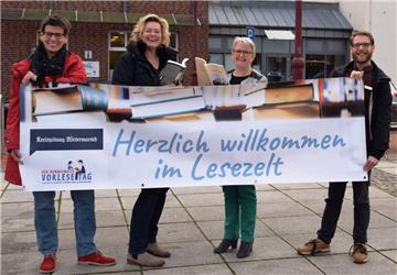 Buchhändlerin Anne v. Bestenbostel, City-Managerin Ilona Tetzlaff von Nordenham Marketing & Touristik, Ellen Reim von der Kreiszeitung und Hendrik Schröder von der Stadtbücherei (von links) haben das Programm zum Vorlesetag zusammengestellt. .