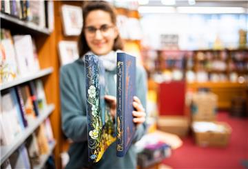 Buchrücken, die entzücken: Buchhändlerin Alexandra Köpping von der Buchhandlung Memminger in Bremerhaven zeigt ihr Lieblingsexemplar "Alle Farben des Lebens" von Autorin Lisa Aisato.