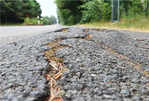 Buckel, Risse, Schlaglöcher: Der Industrieweg in Nordholz muss dringend saniert werden.