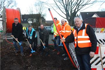 Buddeln für den Glasfaserausbau: Bürgermeister Andreas Wittenberg, Thomas Busch (Deutsche Glasfaser), Bauamtsleiter Jan-Christian Voos, Andreas Hermanns (Connect-Energie), Bauleiter Thomas Engbers  und Projektmanager Wilfried Stindt (beide Deutsche Glasfaser). Foto: Gehrke