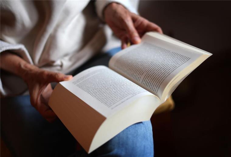In der Burg Hagen startet das Literaturforum jetzt mit Silent Reading Eine Frau liest ein Buch.