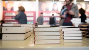 Bücher liegen auf der Frankfurter Buchmesse an einem Stand. Die Frankfurter Buchmesse feiert ihr 75. Jubiläum.