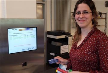 Büchereileiterin Marilies Mittelmaier hat den neuen Selbstverbucher zum Bücherausleihen schon ausprobiert – funktioniert.