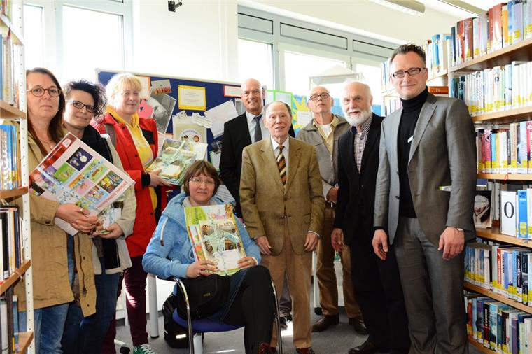 Im Landkreis werden Bücher zu Freunden Bücherfreunde (fast) aller Altersklassen: Die Erzieherinnen der beschenkten Kindergärten gemeinsam mit den Vertretern der Sponsoren Michael Lichte (VGH, Mitte) und Wolfgang Weissenberg (Rotarier Cuxhaven, 4. von links) sowie Referent Dr. Jochen Hering (3. von links), Initiator Rolf Stindl (2. von links) und Schirmherr und Kreisrat Friedhelm Ottens (links) in der Stadtbibliothek Cuxhaven.