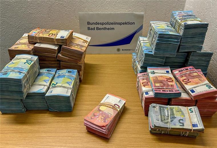 Bei Grenzkontrolle 300.000 Euro Bargeld beschlagnahmt Bündelweise Bargeld wurde beschlagnahmt.
