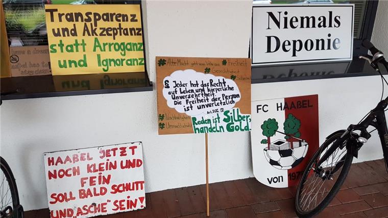 Deponie Haaßel: Kreistag stimmt gegen Rücktritt vom Kaufvertrag Bürger appellierten mit Plakaten an den Kreistag, für den Rücktritt vom Kaufvertrag für das Deponiegelände in Haaßel zu stimmen - vergeblich.