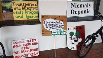 Bürger appellierten mit Plakaten an den Kreistag, für den Rücktritt vom Kaufvertrag für das Deponiegelände in Haaßel zu stimmen - vergeblich. 
