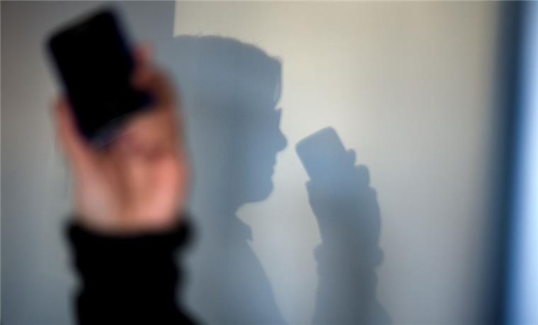 Falscher Enkel am Telefon - So dreist sind die Betrüger Bürger aus Hagen haben am Sonntag und am Montag Anrufe von angeblichen Polizisten erhalten. Die Anrufer versuchten, an Informationen über mögliche Wertgegenstände zu kommen.