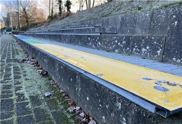 Gelb-Blau-Grüne Tribüne