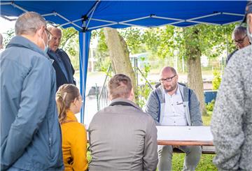 Bürger-Informationsveranstaltung des städtischen Planungsamtes für die künftige Gestaltung der Kaistraße in Geestemünde. Stefan Rößler (Mitte) vom Stadtplanungsamt spricht mit interessierten Bürgern.