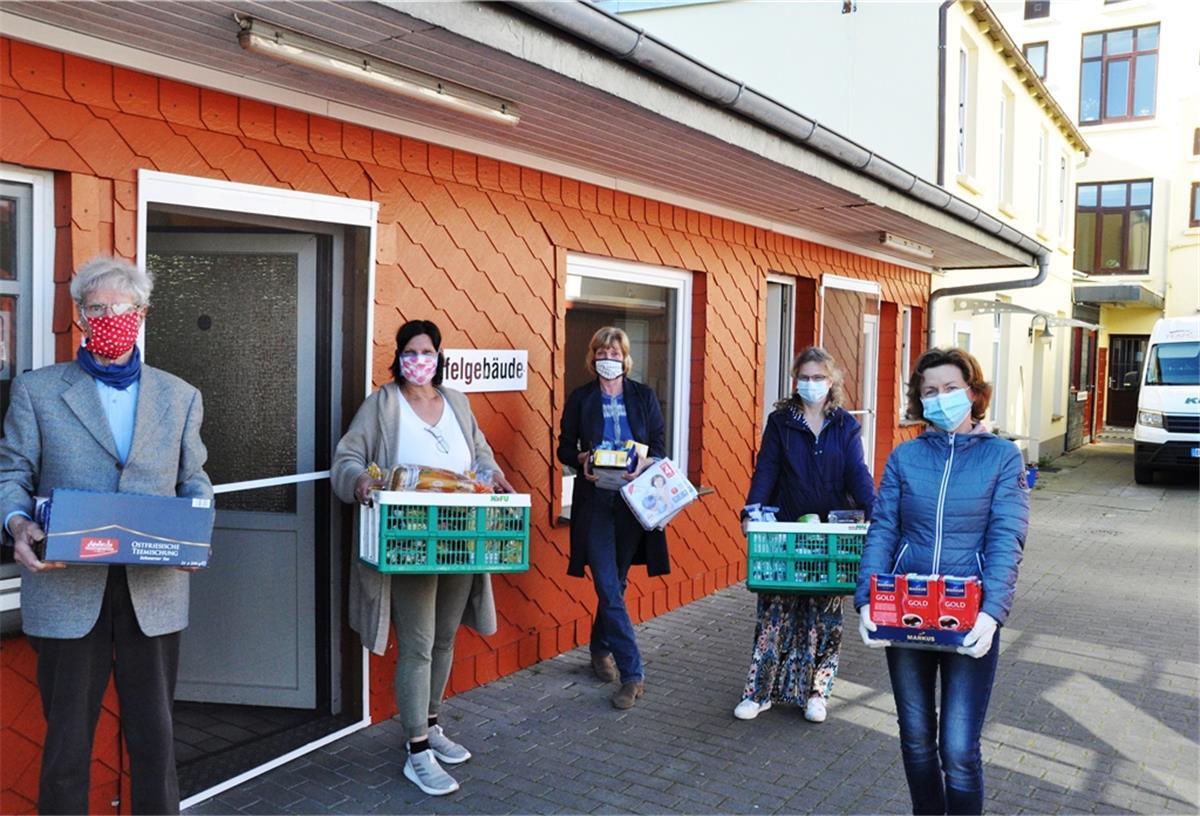 Bürgerinnen aus dem Nordenhamer Stadtsüden haben am Mittwoch Lebensmittelspenden im Wert von 1260 Euro zur Nordenhamer Tafel gebracht.