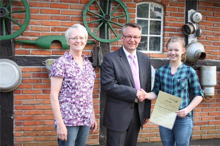 Bürgermeister Andreas Wittenberg gratuliert der Reiterin Mette-Sophie Oerding vom Reitverein Hagen (rechts) und der Weltmeisterin Evelyn Schoppenhauer (DLRG) zu ihren sportlichen Erfolgen.  Foto Kistner