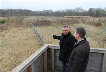 Zwei Männer an einem Aussichtspunkt in der Landschaft. Bürgermeister Andreas Wittenberg (links) zeigt seinem zukünftigen Ersten Gemeinderat Martin Leying das Gelände der Schatzgrube Weißenberg.
