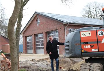 Bürgermeister Andreas Wittenberg (parteilos) ist zufrieden mit dem neuen Feuerwehrhaus in Lehnstedt. Es fehlen zwar nur noch Restarbeiten, der Termin für die offizielle Eröffnung muss allerdings noch abgestimmt werden. Foto: Gehrke