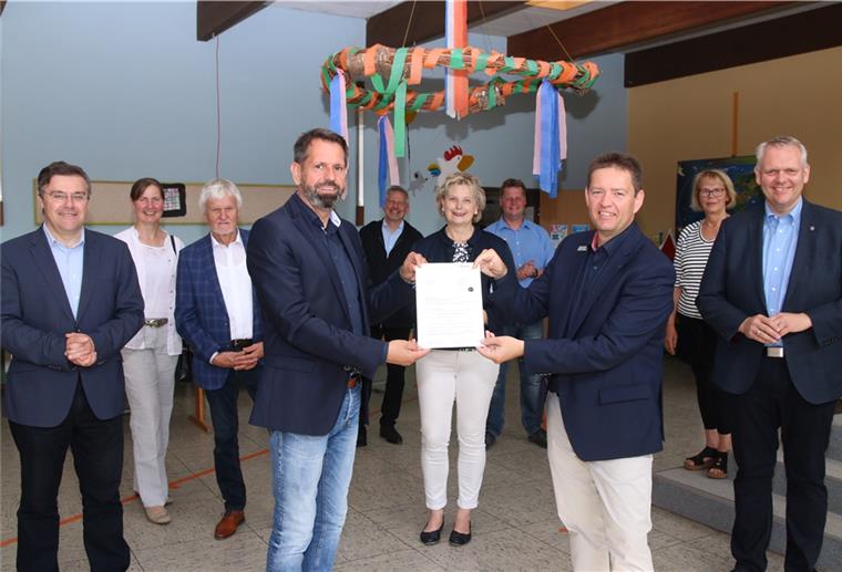 Bürgermeister Axel Linneweber (3. von rechts) nahm den Förderbescheid von Niedersachsens Umweltminister Olaf Lies (4. von links) entgegen.
