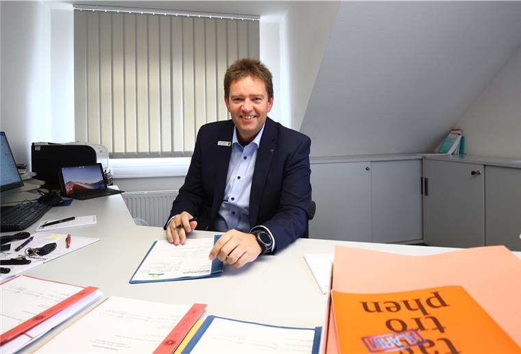 Bürgermeister: Die ersten 100 Tage Bürgermeister Axel Linneweber an seinem Schreibtisch im Bürgermeisterbüro.