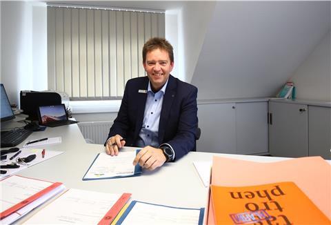 Bürgermeister Axel Linneweber an seinem Schreibtisch im Bürgermeisterbüro.