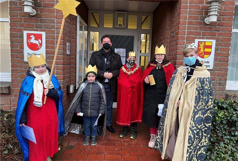 Bürgermeister Axel Linneweber hieß jetzt fünf Sternsinger im Burhaver Rathaus willkommen.