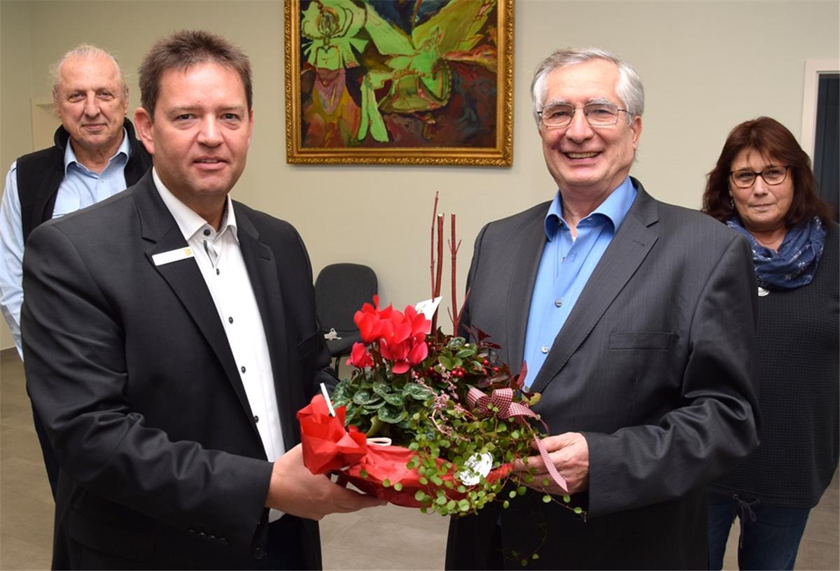 Butjadingen hat jetzt einen Frauenarzt Bürgermeister Axel Linneweber (Zweiter von links) heißt Dr. Knut Mittelstädt (Dritter von links) in Butjadingen willkommen. Bei seiner Arbeit in Tossens kann der Frauenarzt auf die Unterstützung von Dr. Robert Ceskel (MVZ Butjadingen) und Arzthelferin Susanne Küpker setzen.