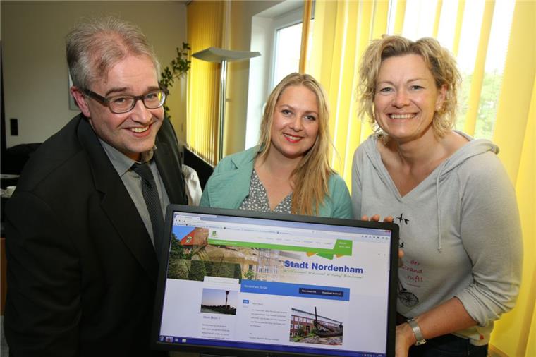 Aus 2 mach 1: Das ist Nordenhams neue Homepage Bürgermeister Carsten Seyfarth stellt gemeinsam mit NMT-Praktikantin Natalia Meisner und NMT-Geschäftsführerin Ilona Tetzlaff (von links) die neu gestaltete Internetseite der Stadt Nordenham vor. Natalia Meisner hatte die Inhalte von NMT für die Seite bereitgestellt.