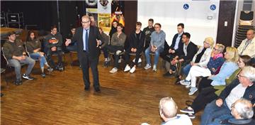 Bürgermeister Carsten Seyfarth stellte sich bei der gemeinsamen Sitzung des Jugendparlaments und des Präventionsrates der Stadt Nordenham den Fragen der Jugendlichen.