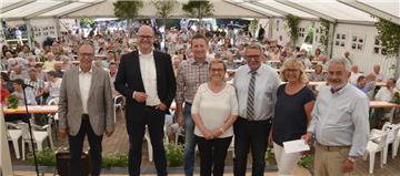 Bürgermeister der Mitgliedsgemeinden der Samtgemeinde Selsingen gratulieren Gastgeber Peter Radzio (rechts) zum Jubiläum von Ober Ochtenhausen.