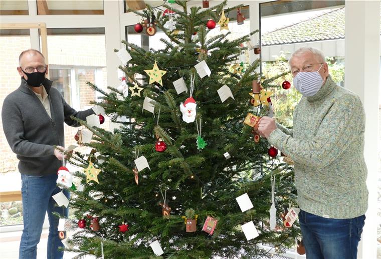 Loxstedt: 63 Karten mit Kinderwünschen zum Abholen bereit Bürgermeister Detlef Wellbrock (links) und Heiner Hansemann, Vorsitzender des Vereins Bürger helfen Bürgern, freuen sich, dass die Wunschbaumaktion auch in diesem Jahr stattfinden kann.