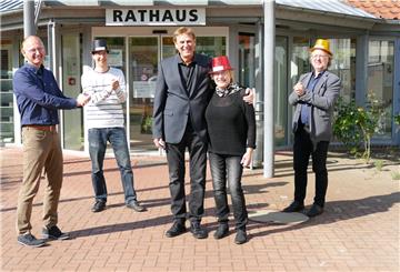 Bürgermeister Detlef Wellbrock, Musikschulmitarbeiter Fabian Mehrtens und der neue Musikschulleiter Udo Janoske (von links) wünschen dem scheidenden Musikschulleiter Hans-Joachim Ott, hier mit Ehefrau Regina, alles Gute für den Ruhestand. 