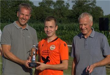 Der Wanderpokal ging an den MTV Bokel. Bürgermeister Guido Dieckmann (l.) und Vorsitzender Hans-Hermann Mehrtens (rechts) gratulieren Torschützenkönig Christian Hitzigrath.