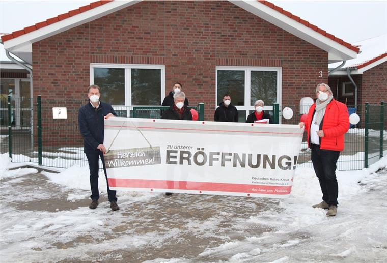 Bürgermeister Guido Dieckmann (links) und DRK-Chef Henning Dageförde eröffnen zusammen mit Leiterin Cornelia Anders-Rohlfing (2. von rechts) die neue Kita des DRK in Wellen. Foto: Gehrke