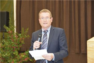 Bürgermeister Hans-Dieter Klindworth hielt eine kurze Ansprache. Foto: H. Meyer